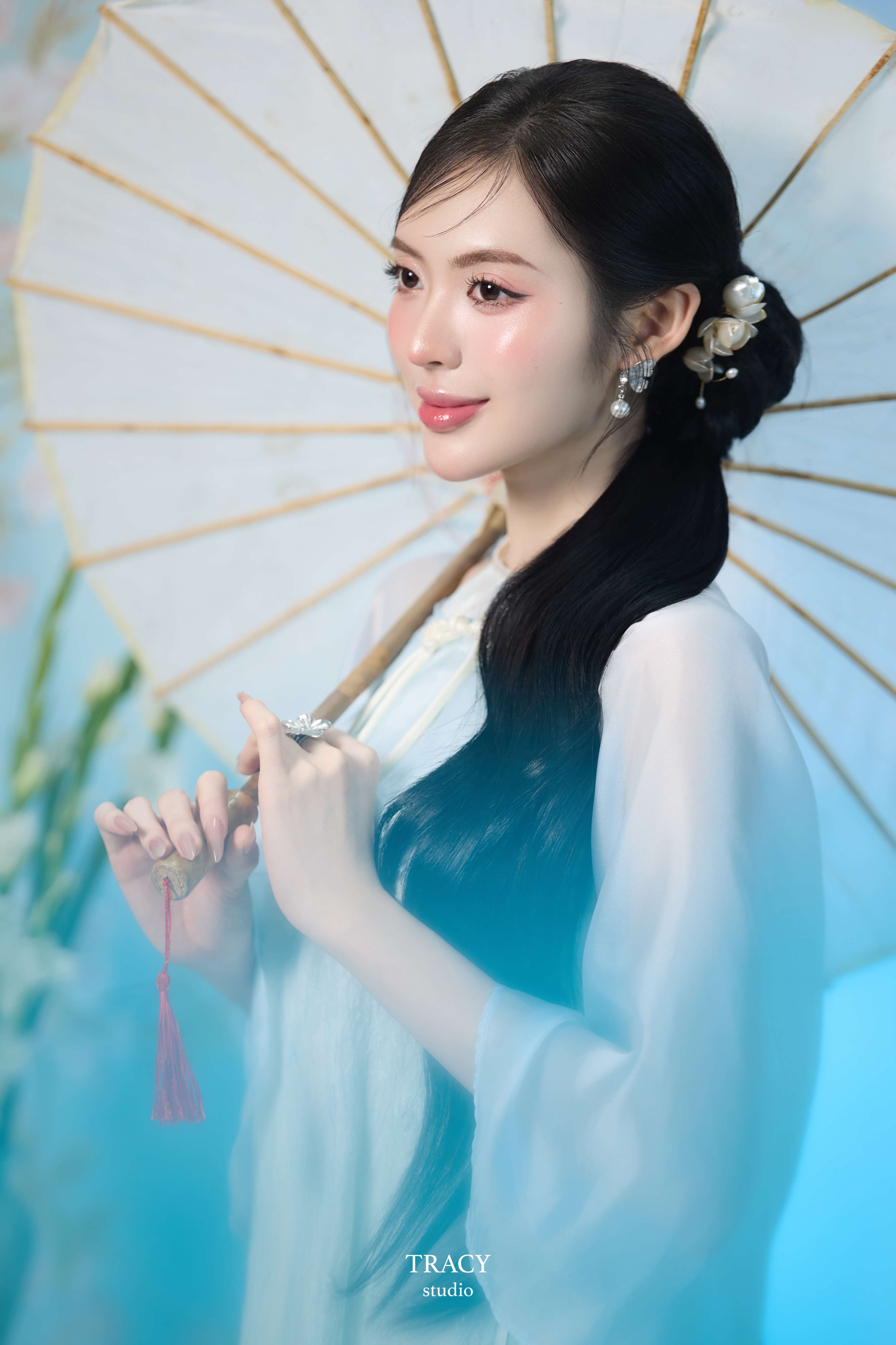 frontend/img/gallery/anh-tet-yem-ao-dai/tracy-studio-chup-concept-yem-thien-thanh (2).jpg